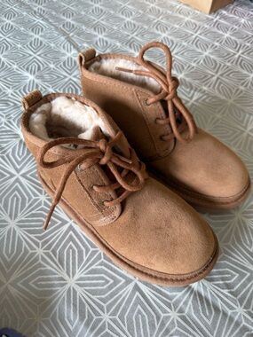 UGG Kids Chestnut Suede Lace-Up Boots (BRAND NEW)